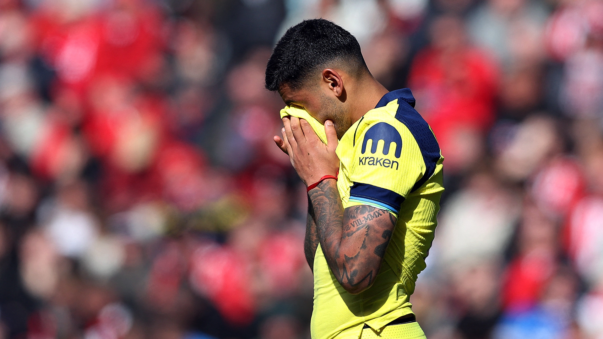 Christian Cuti Romero se duele durante un partido con el Tottenham Hotspur.